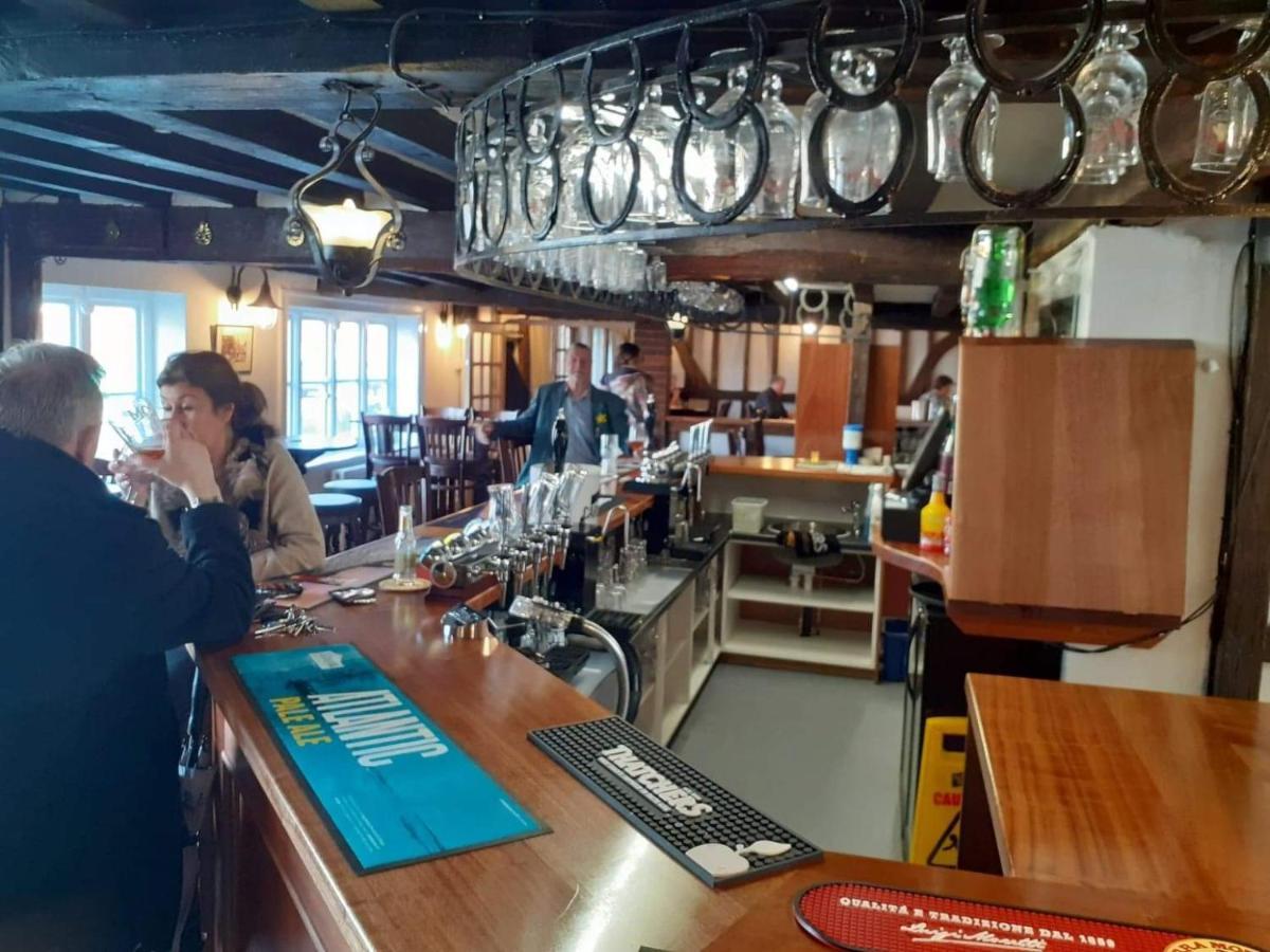 大熊旅馆&布瓦西汽车旅馆 Burwash 外观 照片